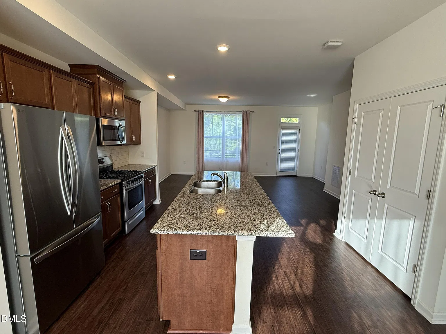 3 bed, 3.5 bath, 1856 sqft, $1,950 — Photo 2