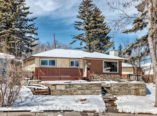 2007 E Cottonwood Cres SE, Calgary, AB T2B1P9