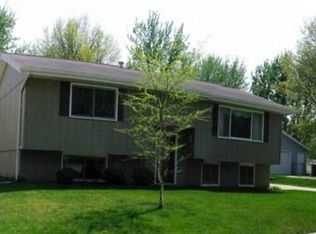 1235 Eisenhower Rd, Hiawatha, IA 52233