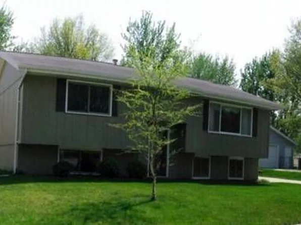 1235 Eisenhower Rd, Hiawatha, IA 52233