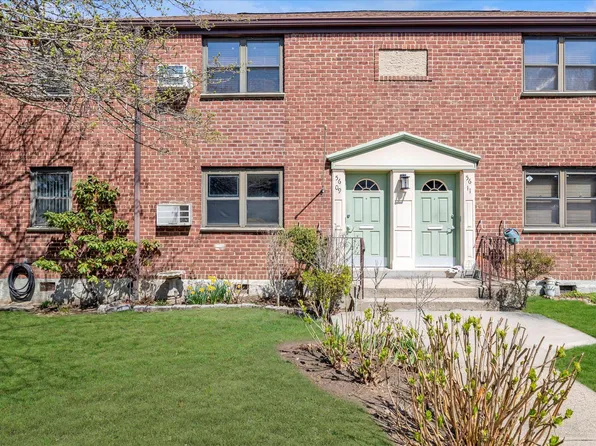 56-09 Douglaston Pkwy 1st Fl, Douglaston, NY 11362