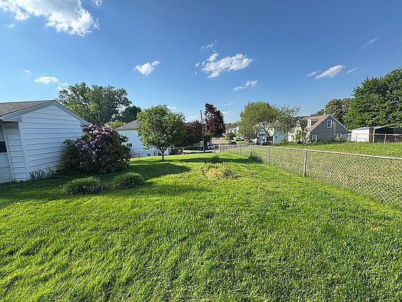 4th image of 35 Greenridge St