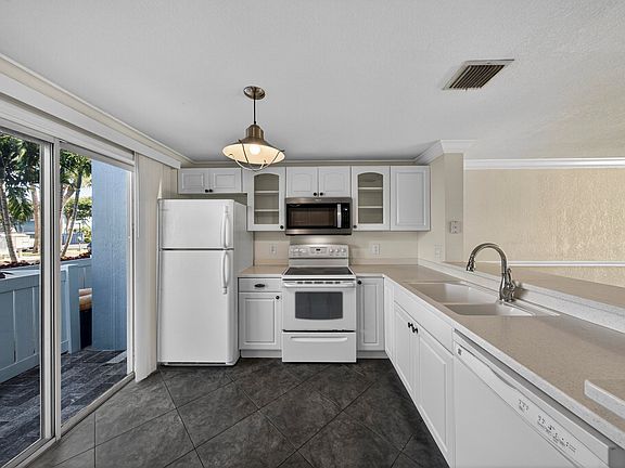 3rd image of 1100 E Jeffrey Street