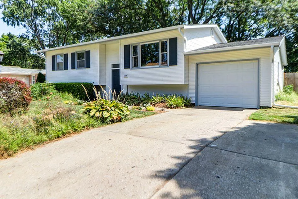 1808 Rebecca Dr photo 1