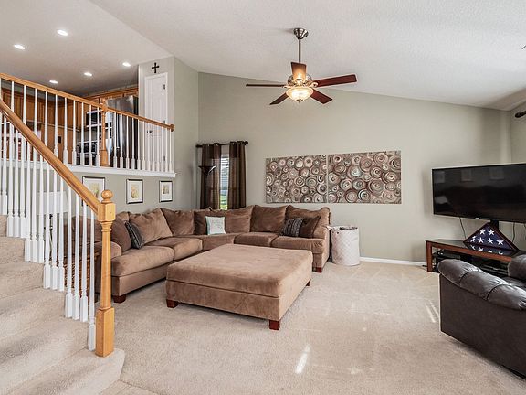 2nd image of 605 SE Parker Dr