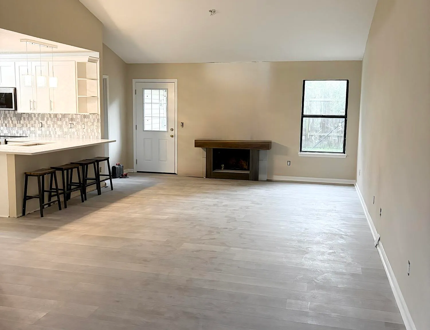 4 bed, 2.0 bath, 1713 sqft, $2,600 — Photo 2