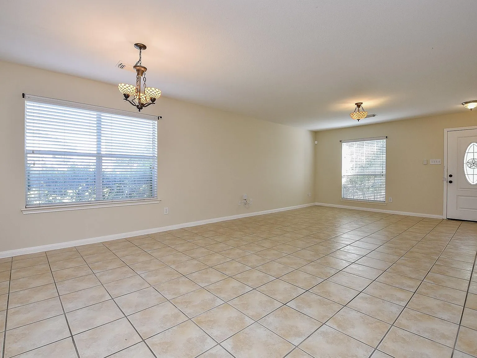 4 bed, 2.5 bath, 2830 sqft, $2,200 — Photo 4