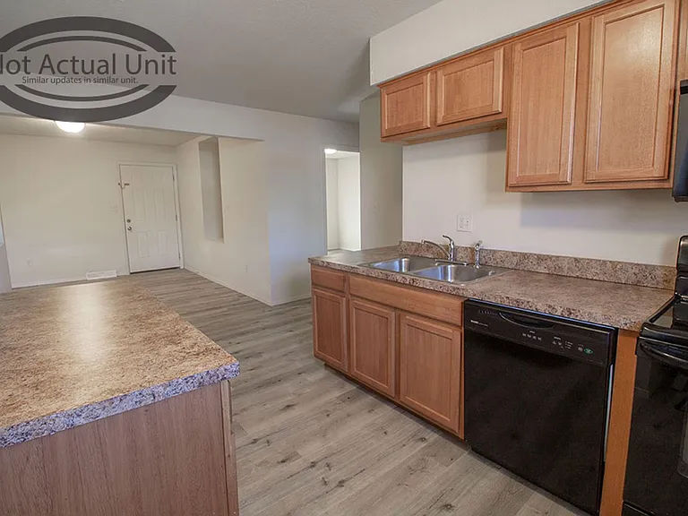 1013 W Ash St — Photo 8