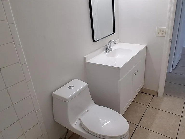 711 NE 2nd Ave #102 — Photo 8