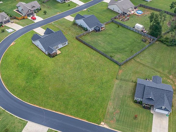 3rd image of 170 Fruitridge Trl