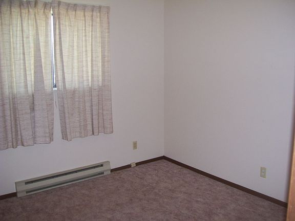 5th image of 220 Applewood St