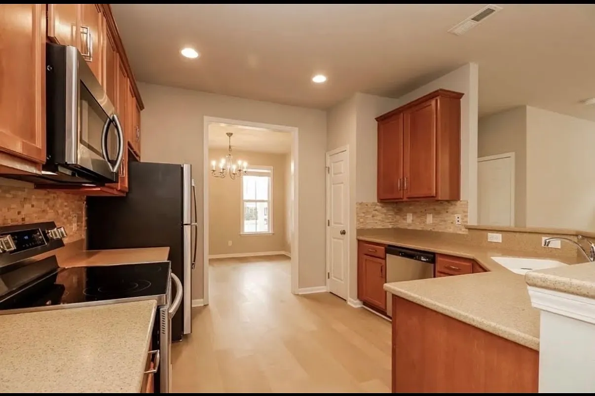 3 bed, 2.5 bath, 2864 sqft, $2,125 — Photo 1