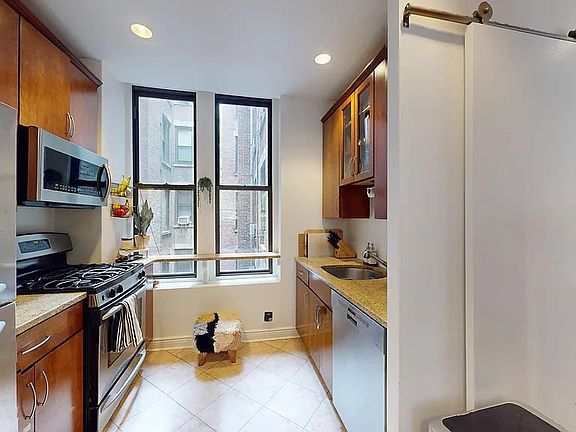 4th image of 331 W 7th St #4