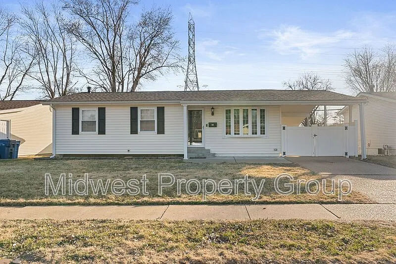 940 Madison Ln photo 1