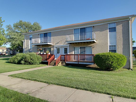 5th image of 33 Willow Dr #557