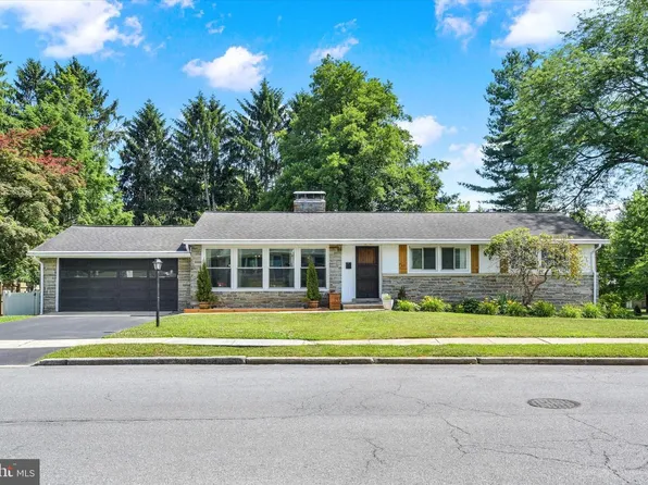 15 Center Dr, Camp Hill, PA 17011