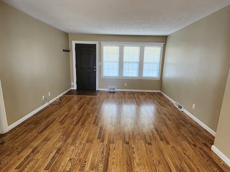 506 N Fern Ave — Photo 2