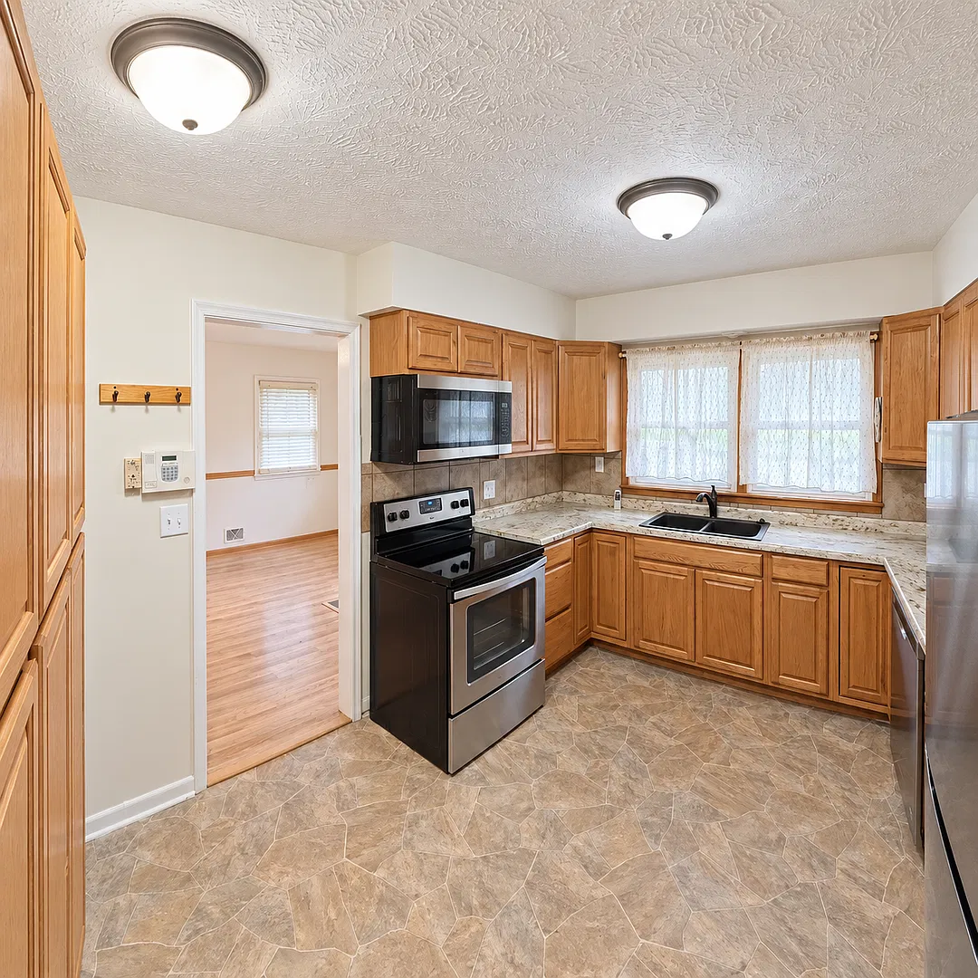 Spacious 3-Bedroom Home + Bonus Room | Fenced Yard & Garage | North Lincoln — Photo 4