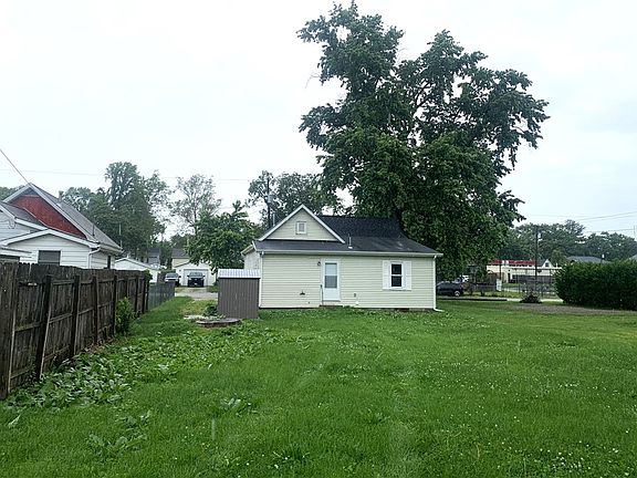3rd image of 810 E Poplar St