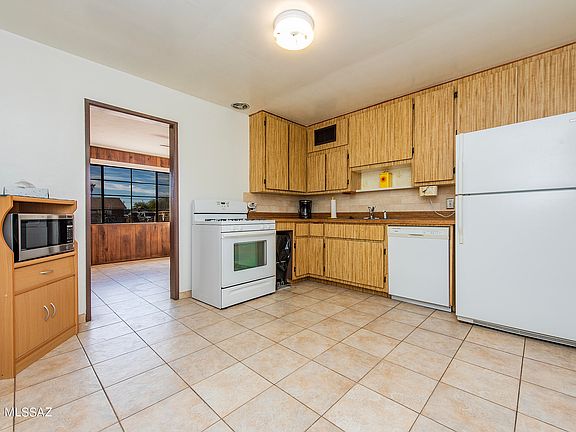 3rd image of 942 W Calle Milu