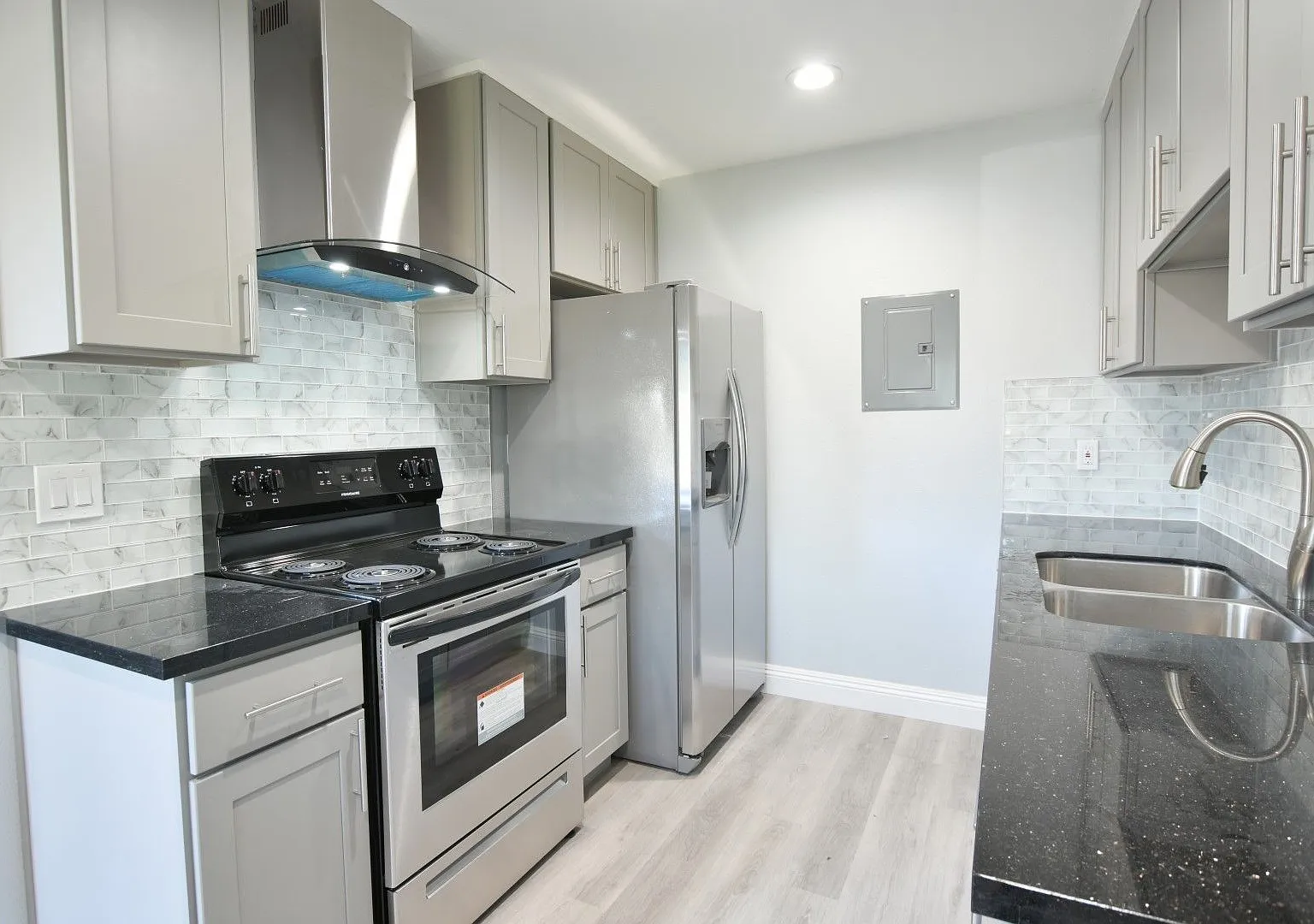 Hamilton Plaza Apartments — Photo 2