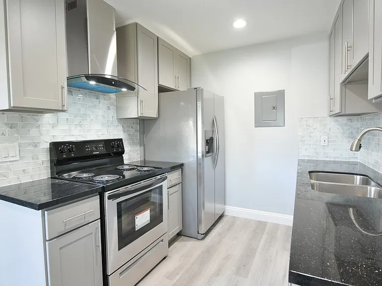 Hamilton Plaza Apartments — Photo 1