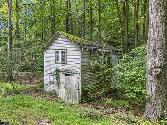 5th image of 00 Sweet Hollow Rd