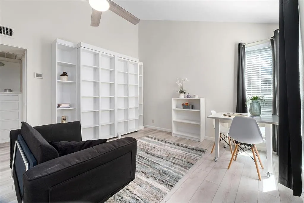 1000 W 26th St Apt 211 — Photo 2