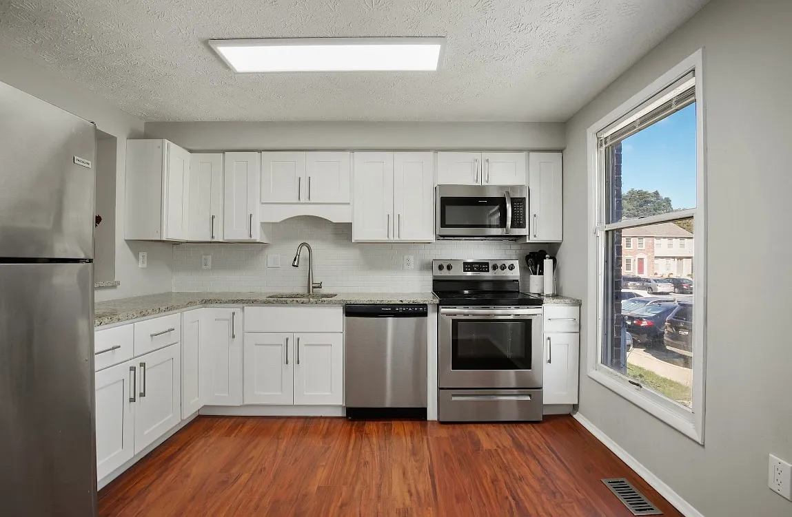 4 bed, 3.5 bath, 1600 sqft, $3,500 — Photo 3