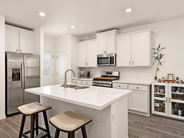 106 Gracie Way — Photo 3