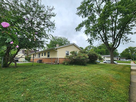 5th image of 325 Spruce Ln