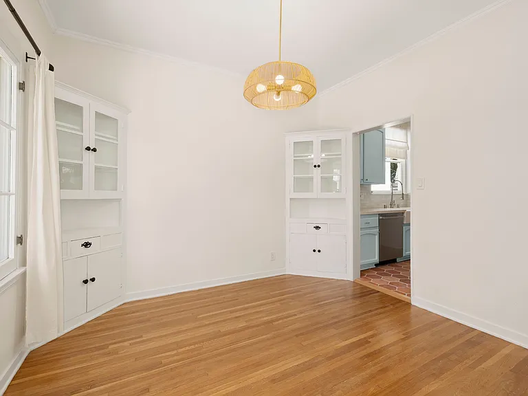 2011 N Beachwood Dr #2013 — Photo 4