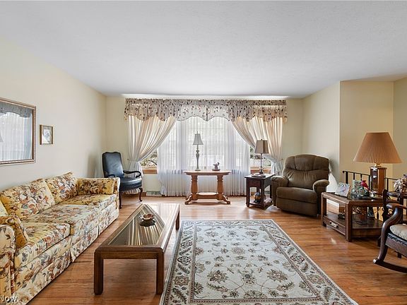 3rd image of 1223 Saxon Ave