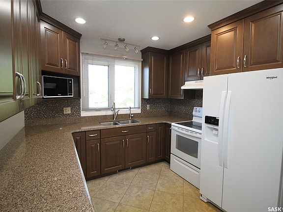 4th image of 230 Auld Crescent