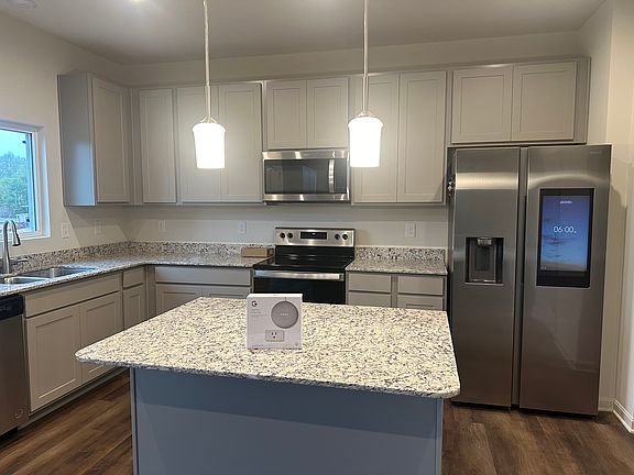 3rd image of 807 Harland Ct