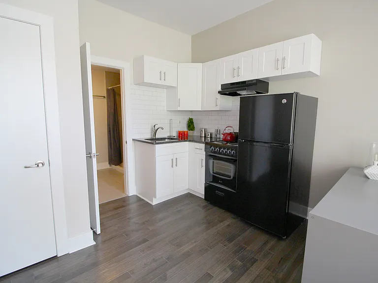 234-236 E State St #14 — Photo 7