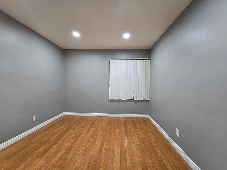 7419 Woodley Ave — Photo 7