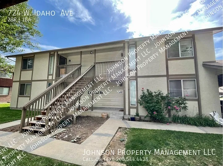 Central Meridian 2 Bed Upstairs Apartment with Patio, A/C & Washer/Dryer. — Photo 3