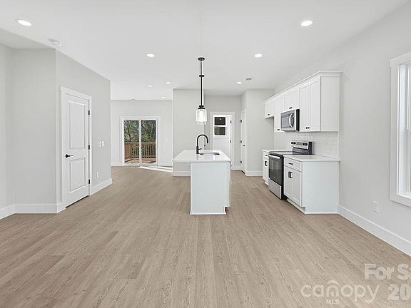 5th image of 1433 10th Ave SW