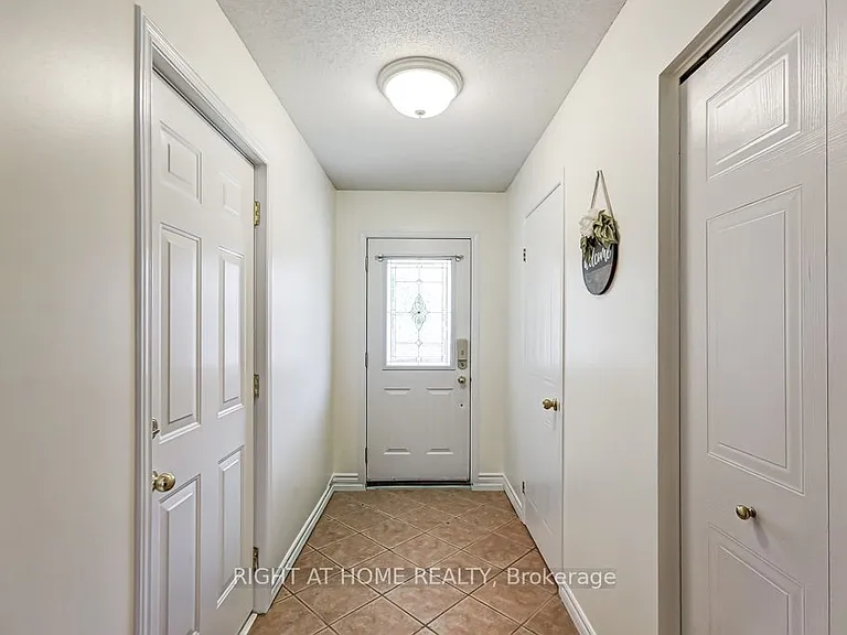 402 Lausanne Cres — Photo 3