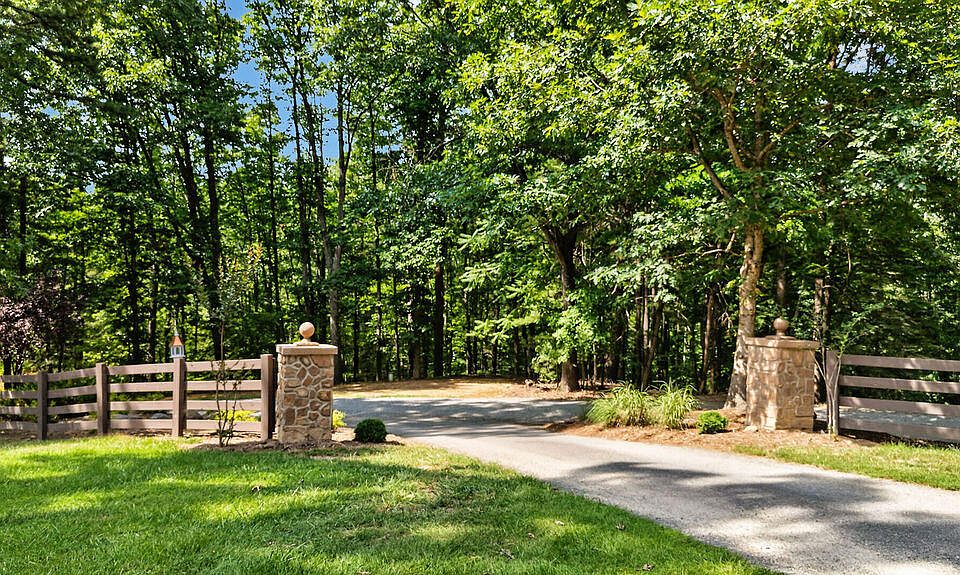 1st image of 76 Clan Alpine Way