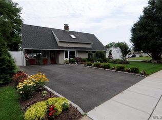 51 Glazer Ln, Levittown, NY 11756