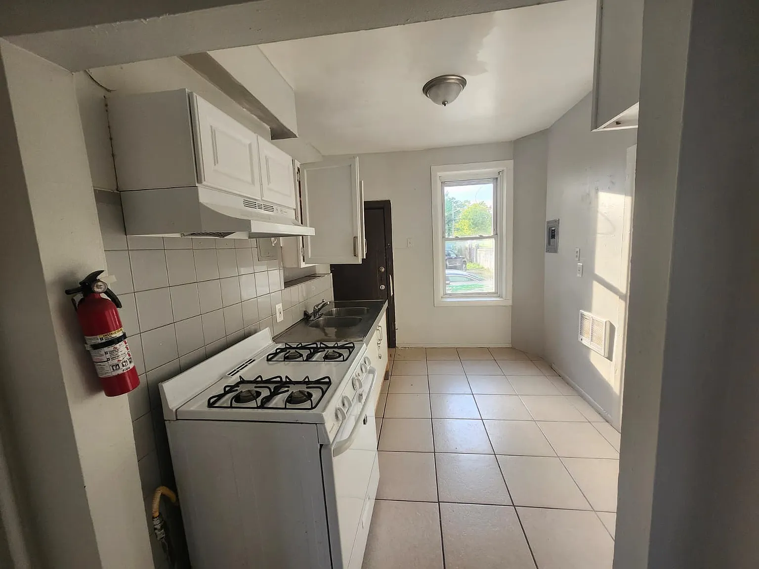 319 Herbert St — Photo 1