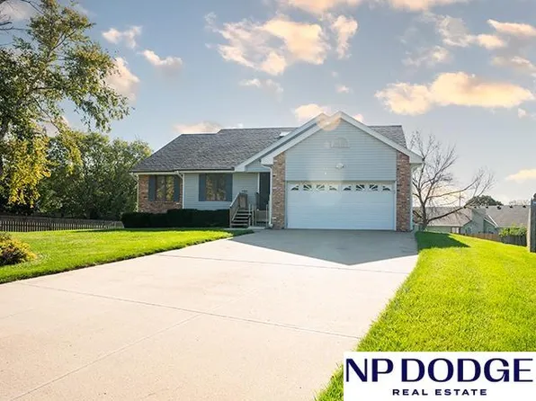 109 Summerset Cir, Papillion, NE 68133