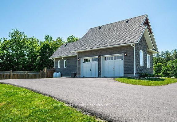 3rd image of 1004 Applewood Ln