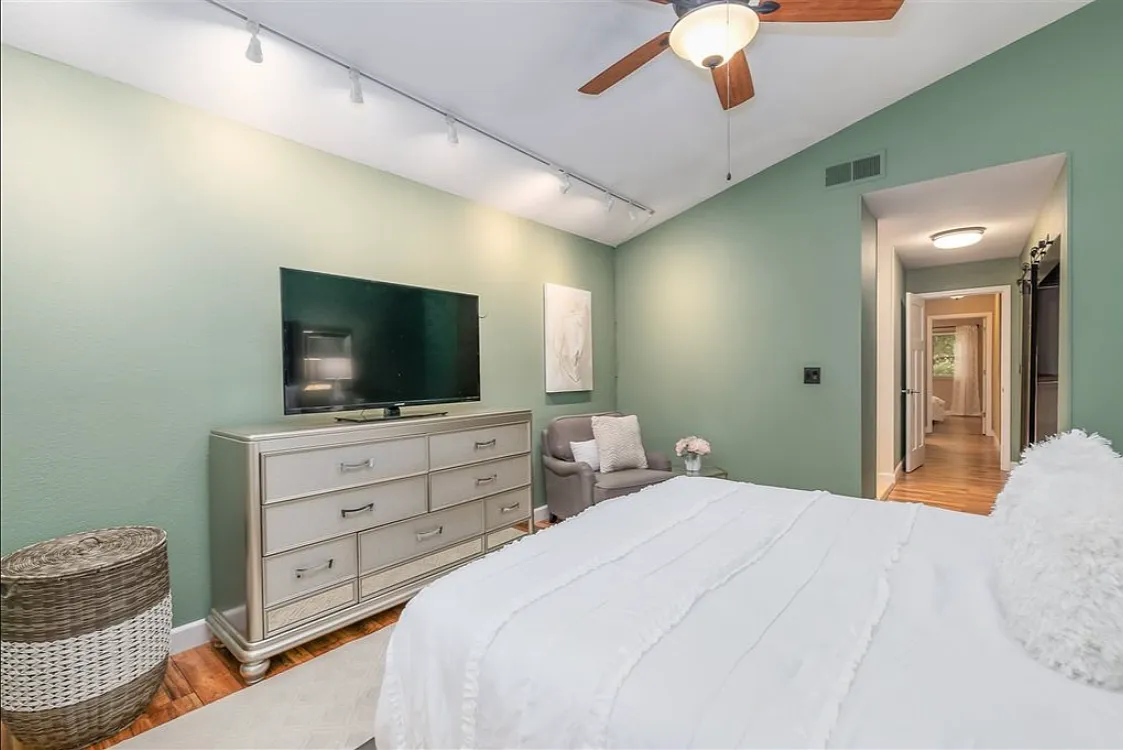 3 bed, 1405 sqft, $4,000 — Photo 4