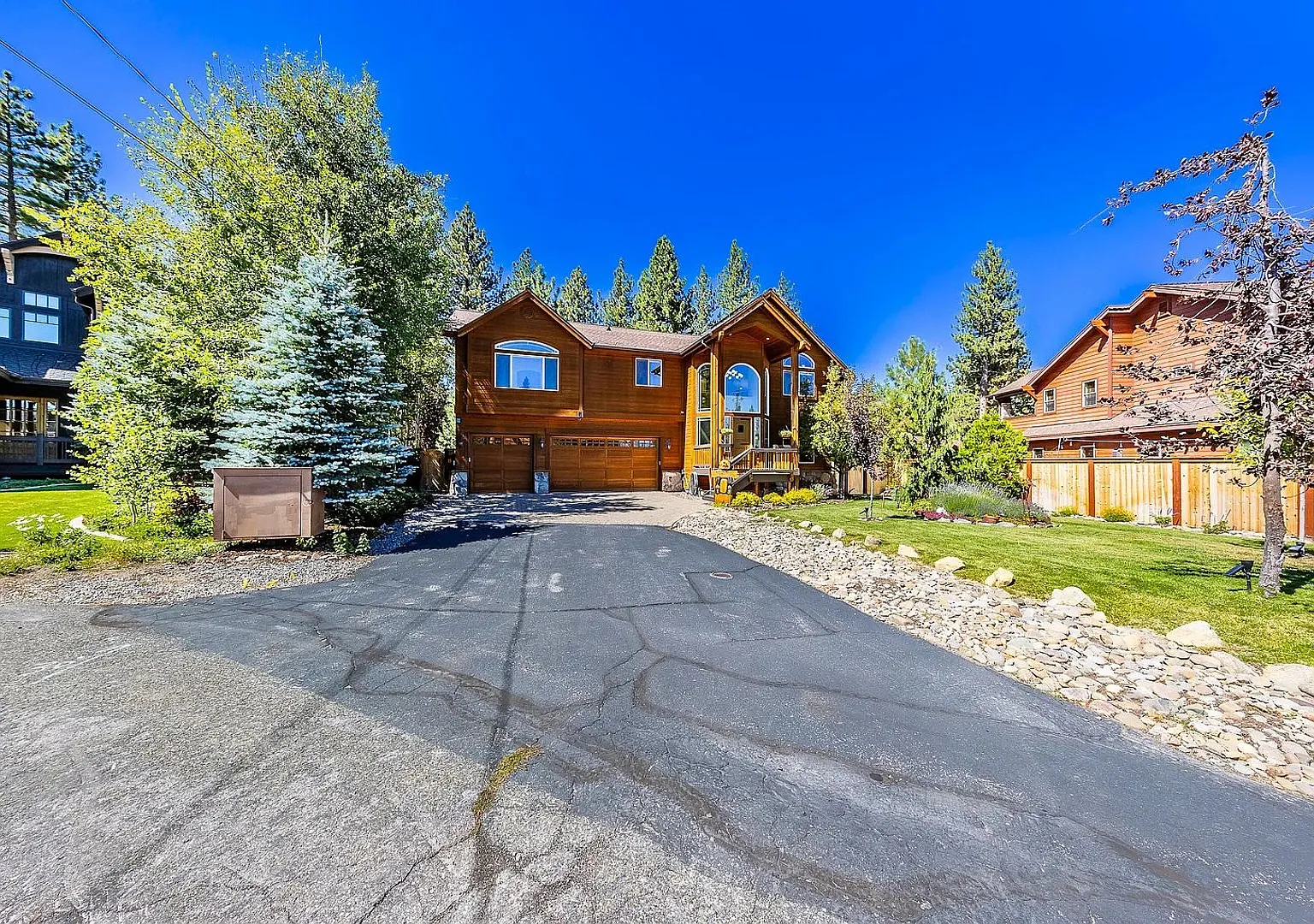 Large Mountain Luxury Home — Photo 1