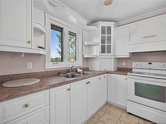 4th image of 240 Smith Ct