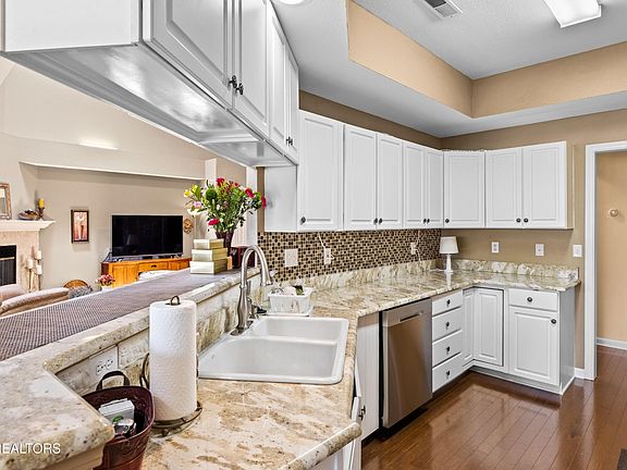 5th image of 274 Royal Oaks Dr