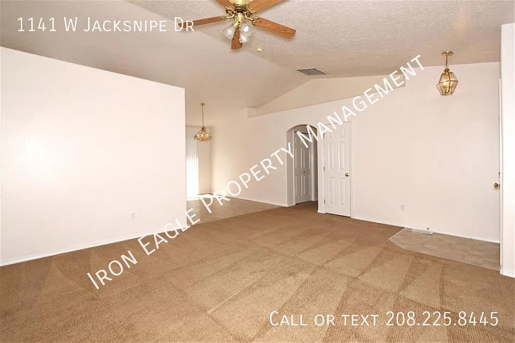 3 bed, 2.0 bath, 1208 sqft, $2,095 — Photo 4